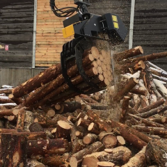 HULTDINS Greifersäge SuperSaw 6000-S beim Sägen eines Holzbündel